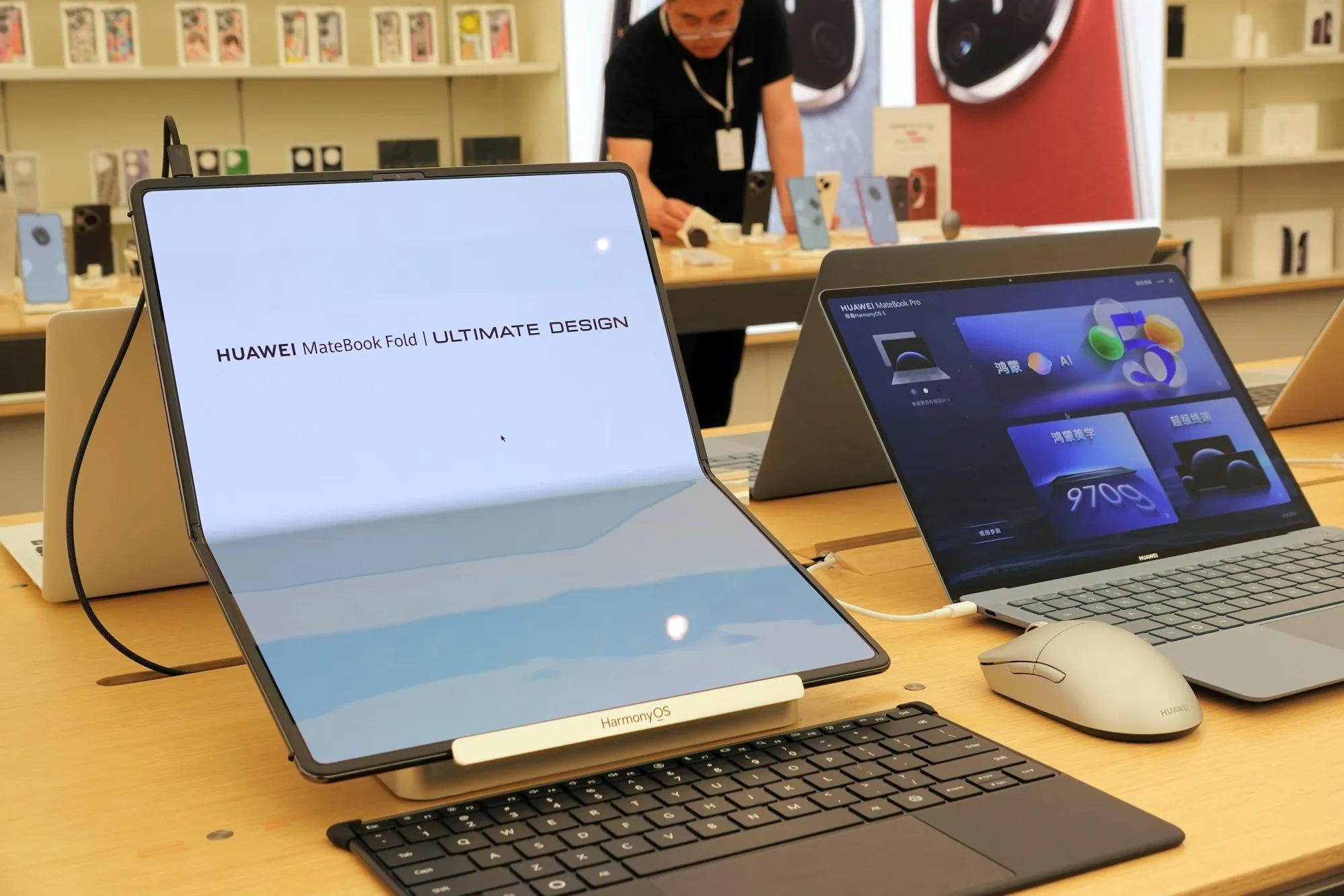 Huawei Rilis MateBook Fold, Laptop Lipat Pertama dengan HarmonyOS